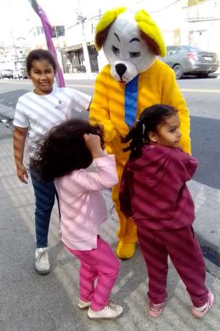 locutor/ locução  e mascote do cachorro ação de markeying