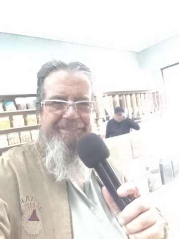 locutor/ locução  e mascote do cachorro ação de markeying