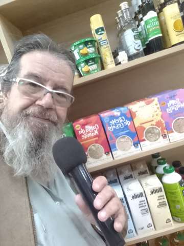 locutor/ locução  e mascote do cachorro ação de markeying